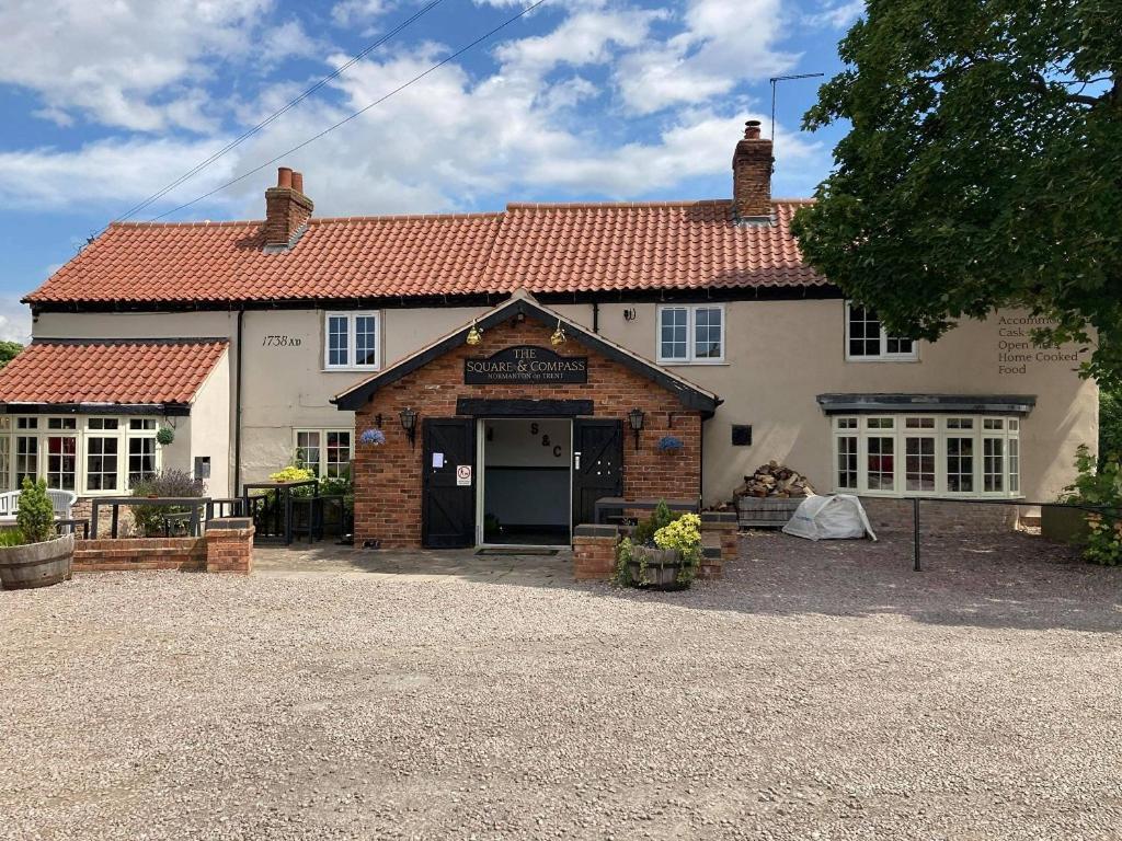 The Fountain At Tuxford & The Square And Compass Normanton On Trent Hotel Екстериор снимка